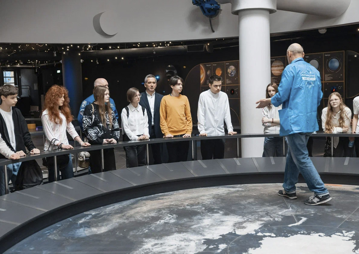 Журналист Олег Леонов организовал для школьников столицы экскурсию в планетарий