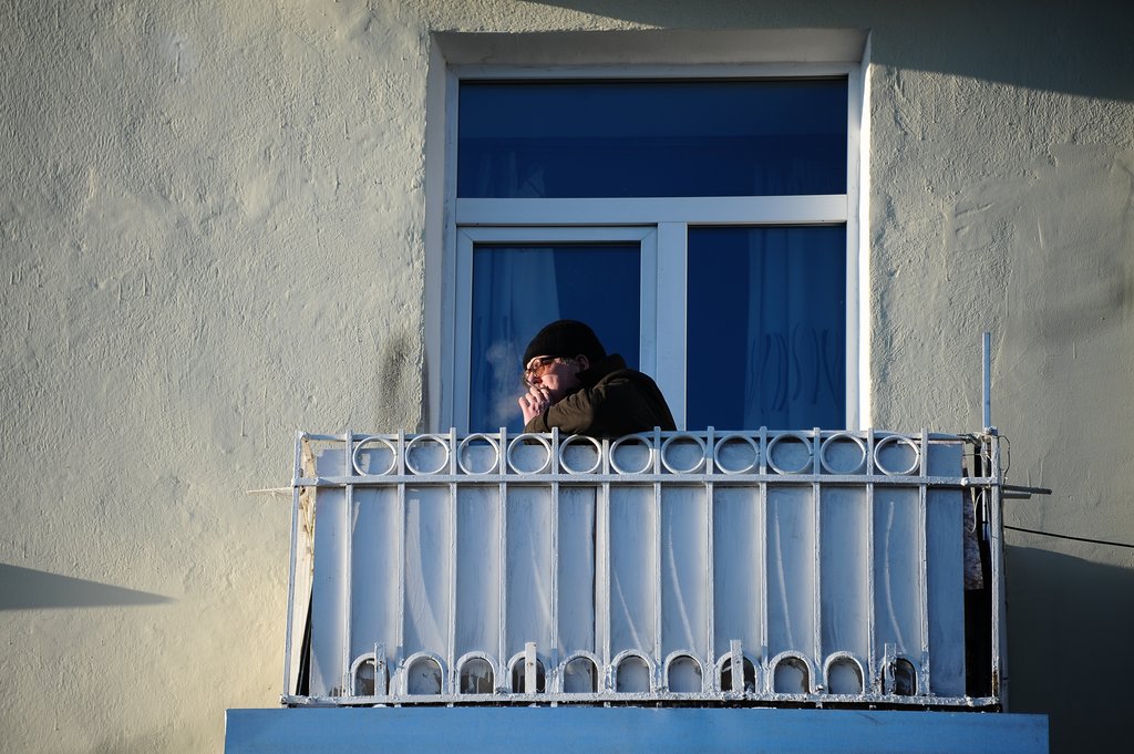 Песков поддержал запрет курения на балконах