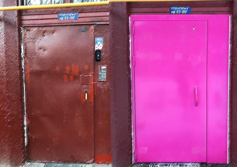 Дверь многоквартирного дома на северо-западе Москвы покрасили в ярко-розовый цвет