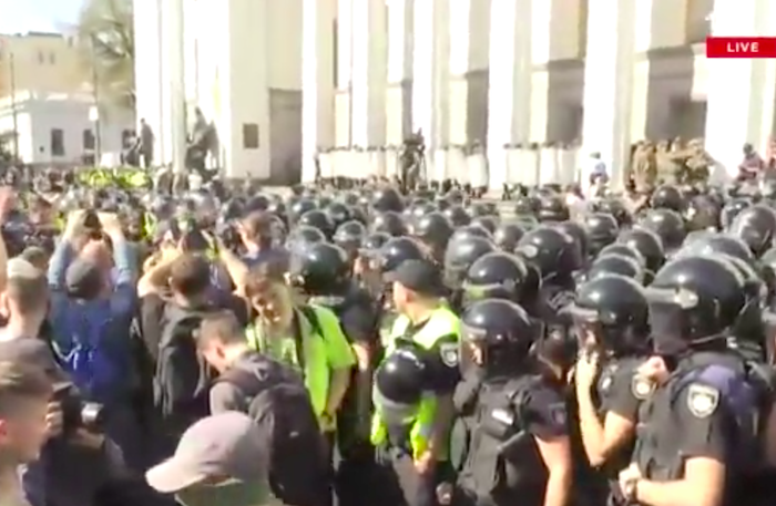 У здания Верховной Рады начались столкновения националистов с полицией