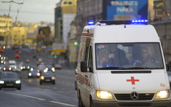 В Москве водитель забыл поставить автобус на ручной тормоз и совершил наезд на женщину