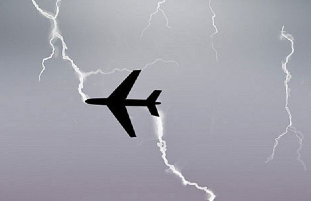 Молния ударила в самолет во время посадки в Шереметьево