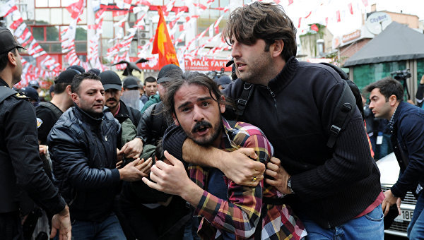 При разгоне первомайской демонстрации в центре Стамбула погиб человек