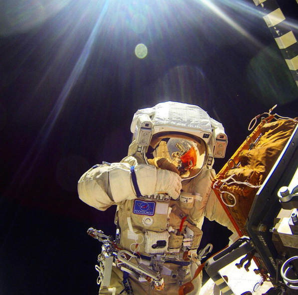 Российские астронавты сделали селфи в открытом космосе