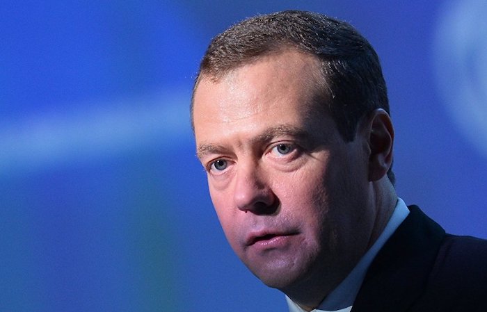 Медведев объявил о запрете снятия наличных с анонимных карт и электронных кошельков 