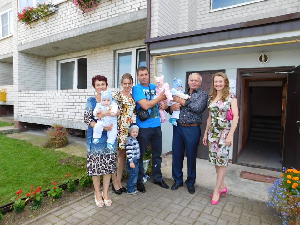 Супруга губернатора Цуканова подарила многодетной семье четырехкомнатную квартиру 