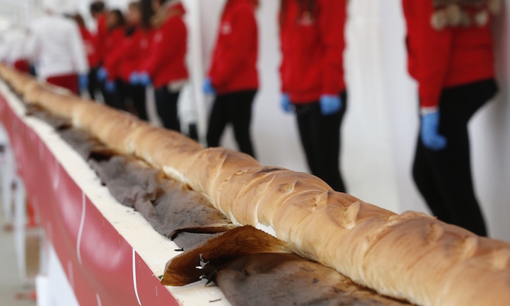 В Италии испекли самый длинный багет в мире 