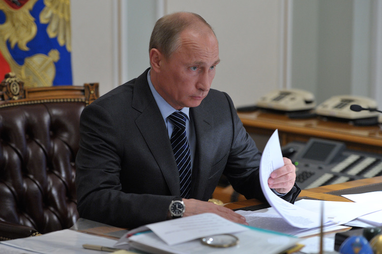 Путин рассказал, какая книга лежит у него на столе