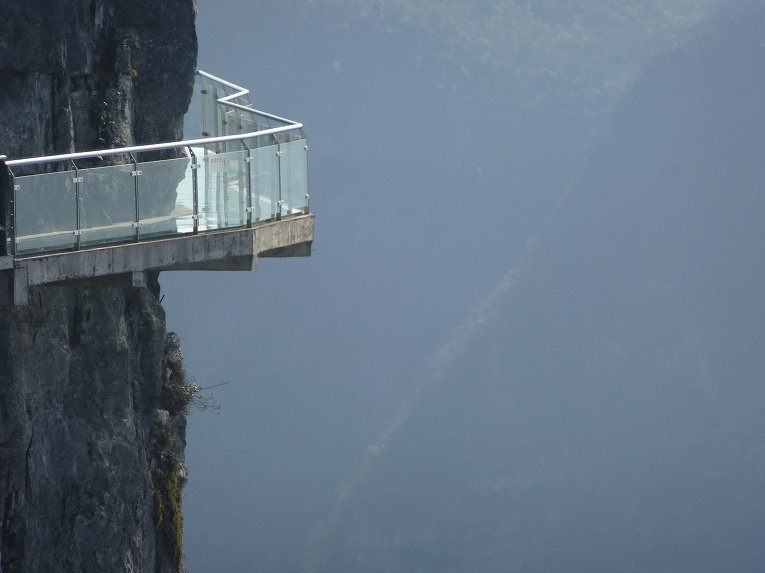 В Китае стеклянный мост треснул под ногами туристов на высоте более 1 тыс. метров