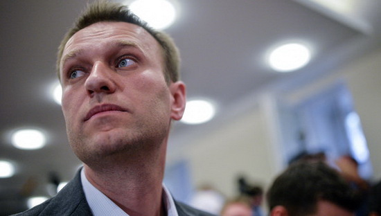 В Навального снова полетели яйца