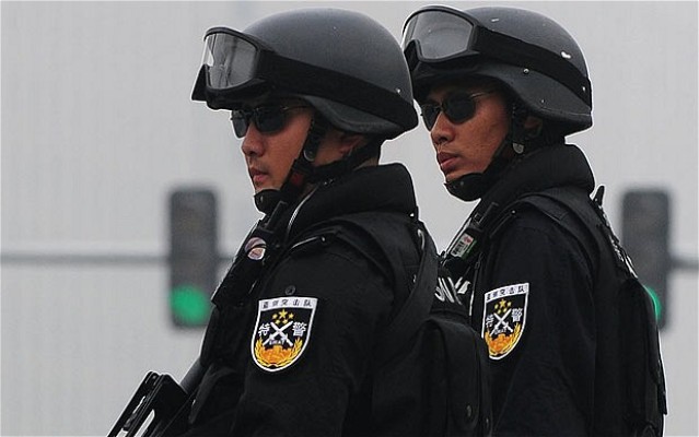 Китай готовит полицейских к «тесным контактам с публикой»