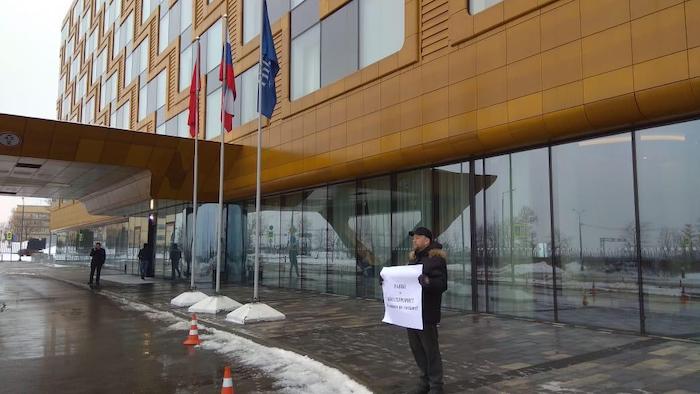 В Петербурге проходят пикеты против участия Йосефа Менделевича в семинаре Zoom winter