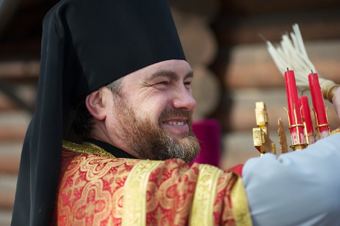 Замаскированные под священников сектанты открыли Синодальный дом в Москве