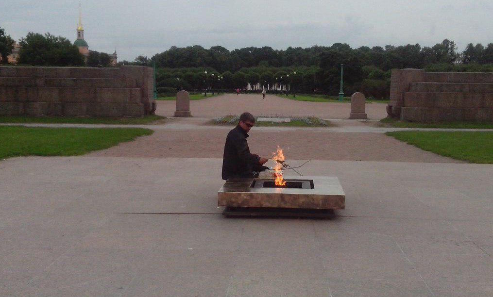 В Санкт-Петербурге неизвестные пожарили шашлык на Вечном огне