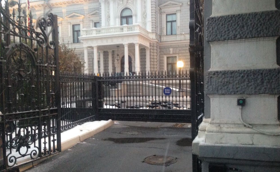 В Москве Посольство Великобритании забросали пластиковыми конечностями