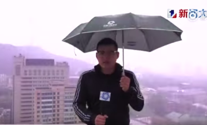Китайского телеведущего ударило молнией в прямом эфире 