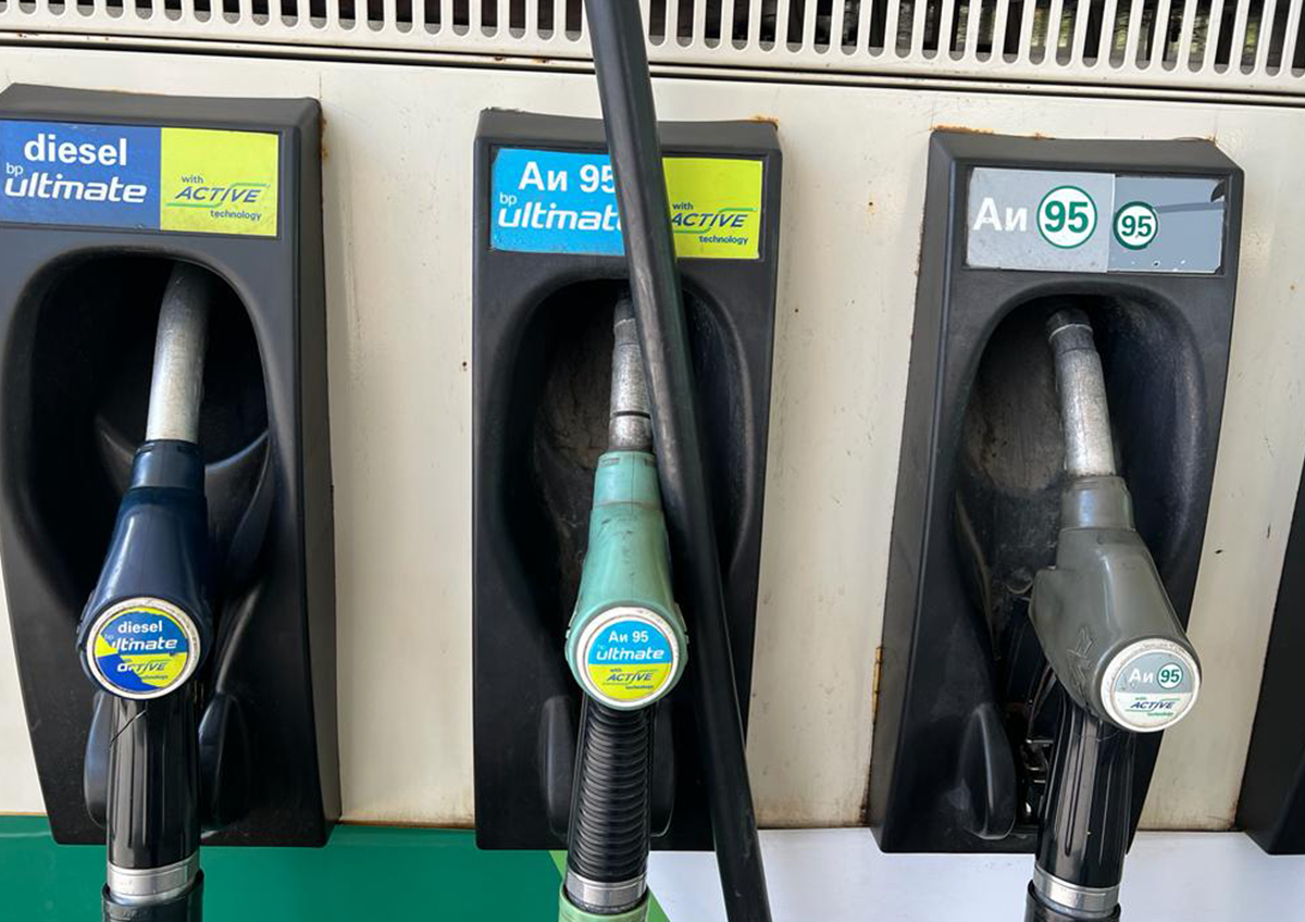 Экономист Штыков объяснил, почему биржевый бензин дешевеет, а на заправках нет