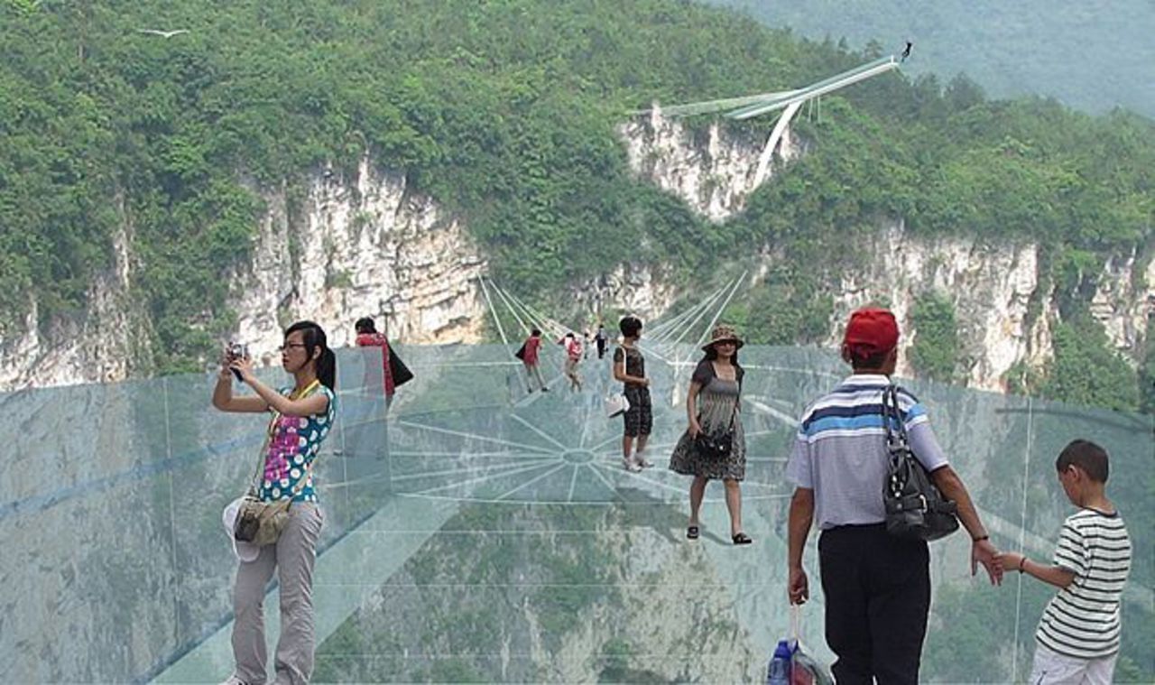 В Китае откроют самый длинный и высокий стеклянный мост