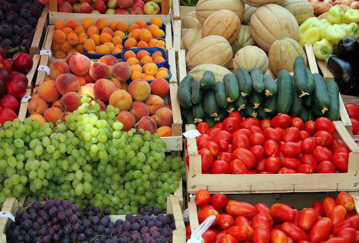     Узбекские овощи и фрукты на столах россиян