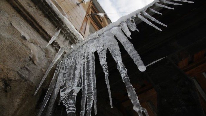 СКР проводит проверку по факту падения льда на школьницу в Петербурге