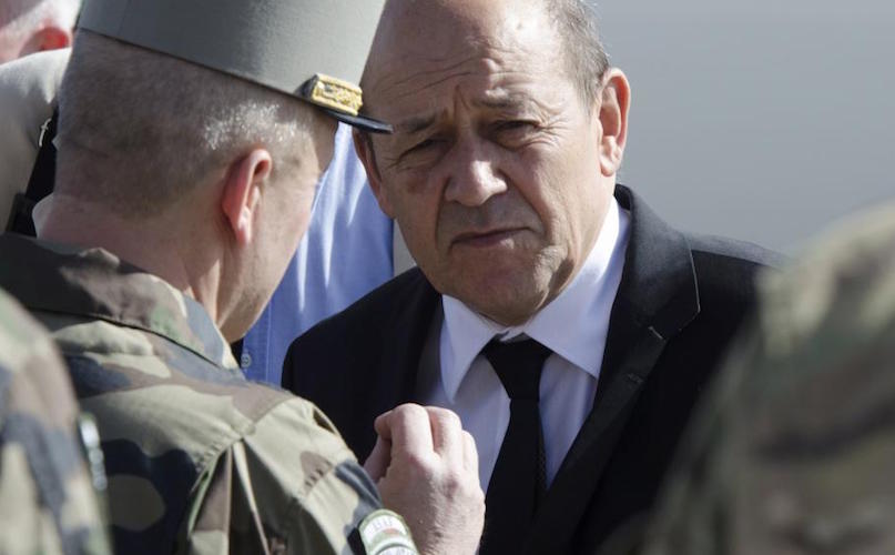 Министр обороны Франции уснул в ходе дебатов социалистов