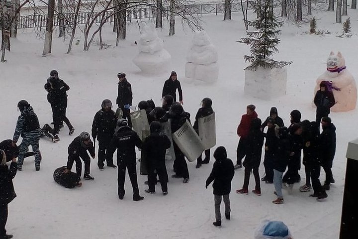 Школьники из Татарстана получили травмы на инсценированном разгоне митинга