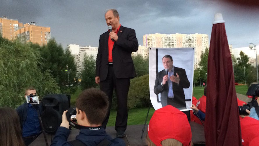 Депутат Рашкин устроил дебаты с портретом телеведущего Петра Толстого 
