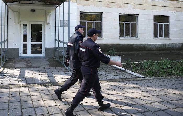 В Казани школьник с пистолетом взял в заложники учеников
