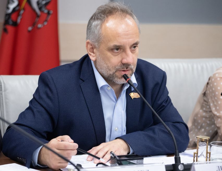 Депутат Шереметьев объяснил коллегам разницу между обычной проституткой и политической