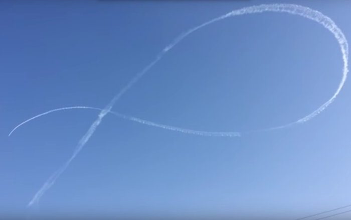 В небе над Новосибирском неизвестный пилот «нарисовал» гигантскую восьмерку