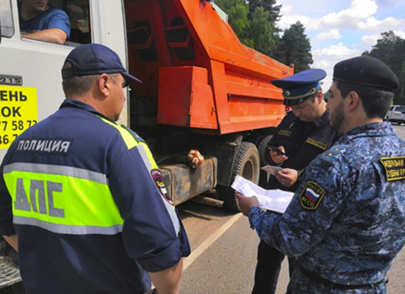 Десятки грузовиков с незаконно перевозимым мусором задержали в Подмосковье