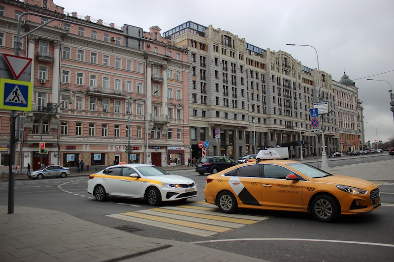 Новые антикоронавирусные меры в Москве не коснутся такси и каршеринга