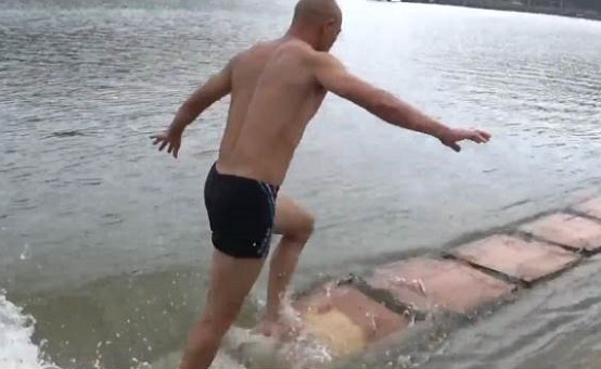 Шаолиньский монах пробежал по воде около 125 метров