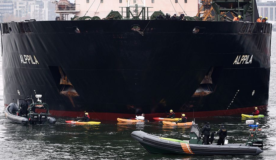 Активисты Greenpeace перекрыли въезд российскому кораблю в порт Хельсинки