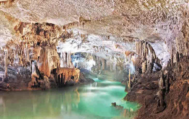 На Дальнем Востоке обнаружили самую глубокую пещеру с подземным озером  