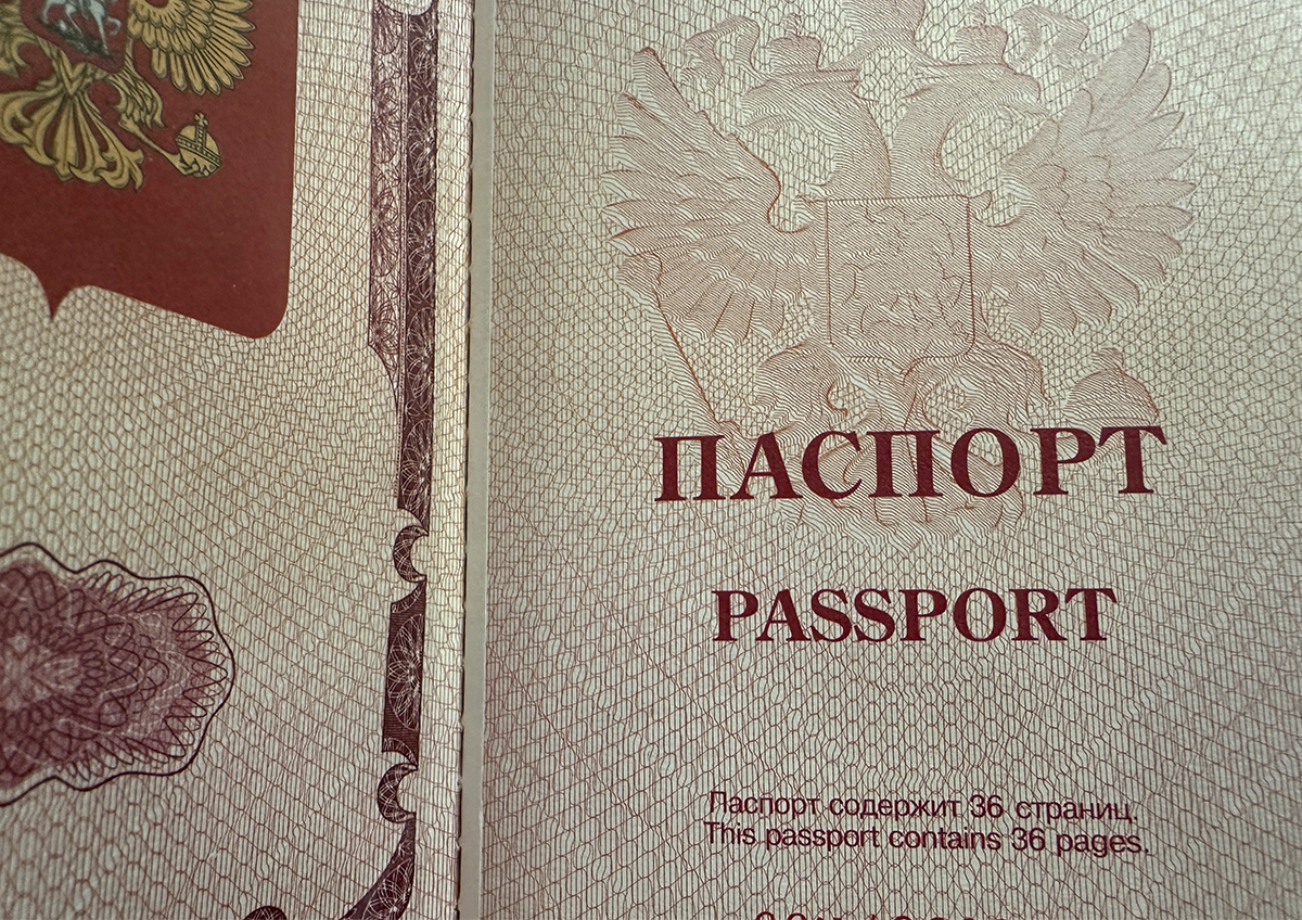 Жителям Подмосковья рассказали, кто и в каких случаях обязан сдать загранпаспорт