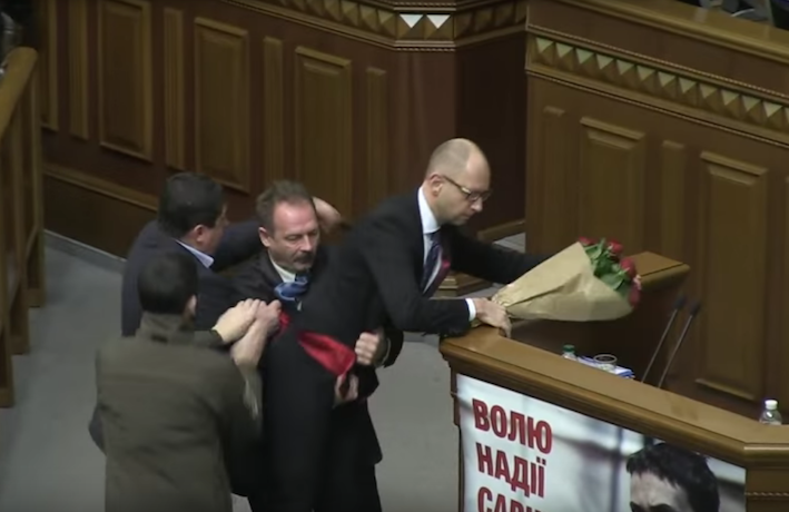 Депутаты Верховной Рады устроили драку во время выступления Яценюка