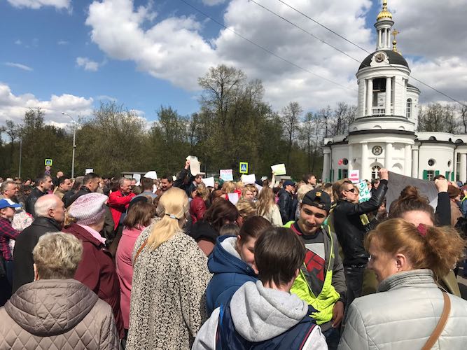 Более 3 тысяч москвичей вышли на митинг в Кузьминках за реновацию