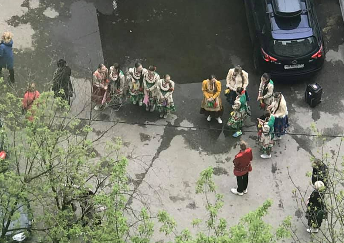 Ветеранов войны поздравили с Днем Победы танцами во дворах и песнями под окнами 