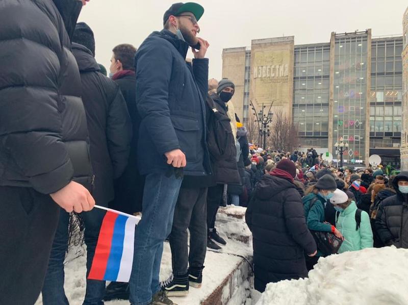 Митингующие на Пушкинской площади встают на скамейки, парапеты и снежные сугробы